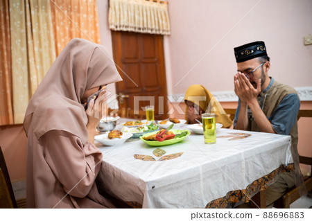 muslim family pray and thanking god for the food while breaking the fast 88696883