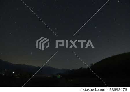 北斗市武川町,黎明前向西天空傾斜的春三角 北斗市武川町,黎明前向西天空傾斜的春三角 88698476