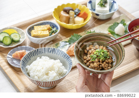 納豆和烤鮭魚套餐 健康早餐的形象 88699022