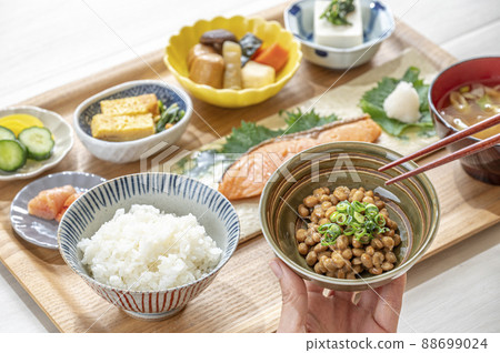 納豆和烤鮭魚套餐 健康早餐的形象 納豆和烤鮭魚套餐 健康早餐的形象 88699024