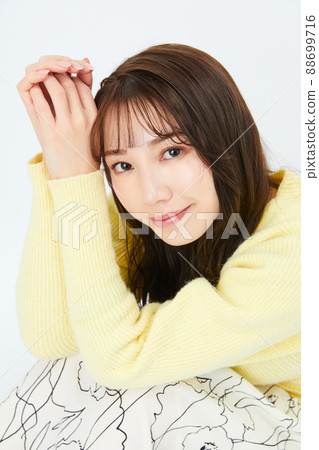 針織少女時尚劉海劉海的年輕女子 88699716