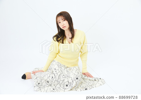 針織少女時尚劉海劉海的年輕女子 88699728