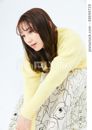 針織少女時尚劉海劉海的年輕女子 88699729