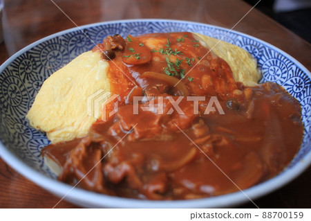 Fluffy omelet rice with delicious demiglace Fluffy omelet rice with delicious demiglace 88700159