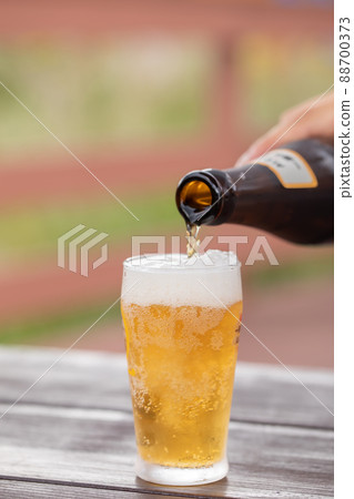 啤酒倒入玻璃杯 88700373