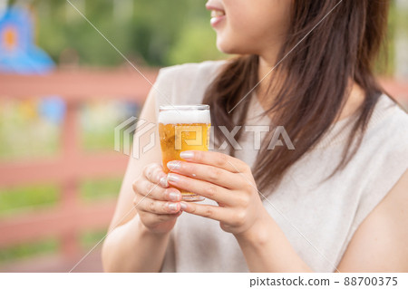 一個女人拿著一杯啤酒啤酒 88700375