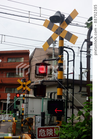 火車在引起注意後不久駛近，沿臨街公路的鐵路交叉鐵路喇叭信號 88702385