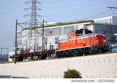 DD511109 軌道交通列車在路堤上行駛 DD511109 軌道交通列車在路堤上行駛 88703986