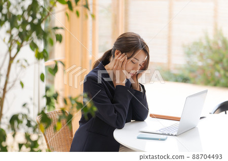 Business women in their 30s 88704493