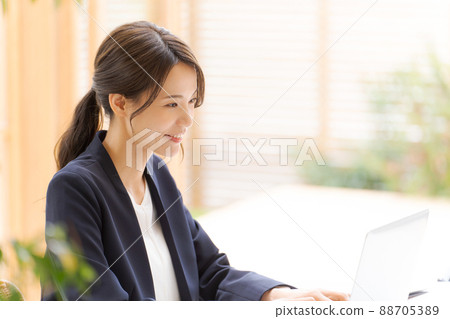 30多歲的商界女性 30多歲的商界女性 88705389