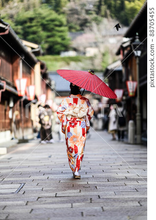 Kimono girls strolling around Higashi Chaya district in spring 88705455