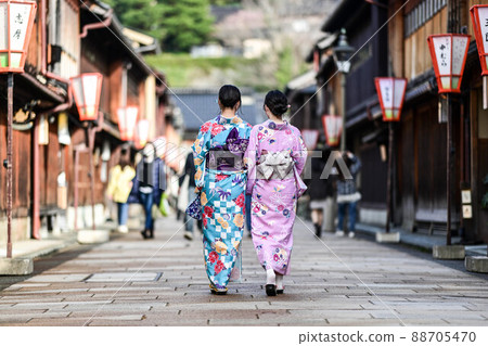 春天在東茶屋區漫步的和服女孩 春天在東茶屋區漫步的和服女孩 88705470