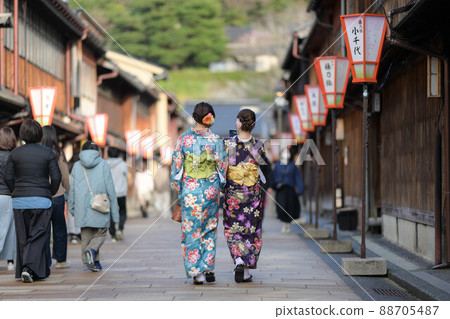 春天在東茶屋區漫步的和服女孩 88705487