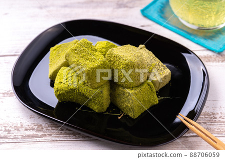 Matcha Warabi Mochi 88706059