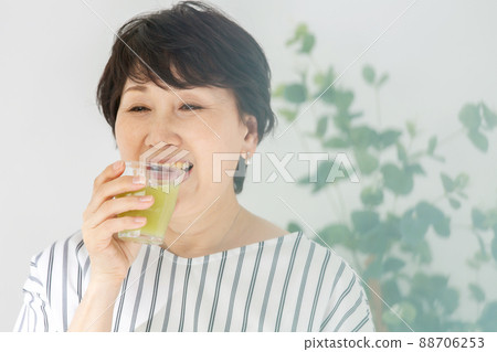 Senior woman juice smoothie Senior woman juice smoothie 88706253