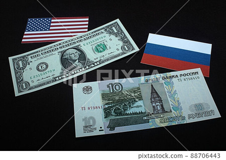 【美元、俄羅斯盧布、外匯、外匯、股票等文章縮略圖】俄羅斯盧布紙幣和圖表 88706443