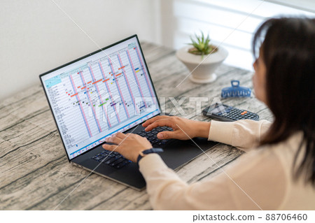 A first-class architect woman who creates a construction schedule A first-class architect woman who creates a construction schedule 88706460
