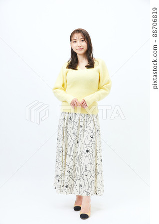 針織少女時尚劉海劉海的年輕女子 88706819