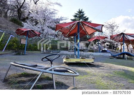 群馬縣高崎市觀音山公園的凱爾納廣場、玩具套裝、盛開的櫻花和步行道 88707030
