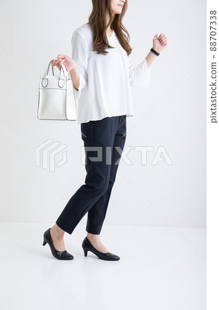 站著提包的女辦公室女士 88707338