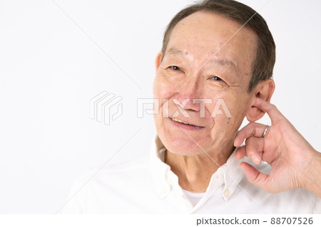 Senior man who is hard to hear 88707526