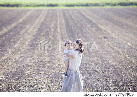 Parent and child playing in the spring field 88707999