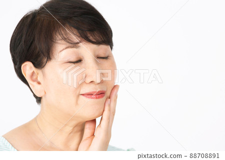 一個女人撫摸她的臉頰的美麗形象 88708891