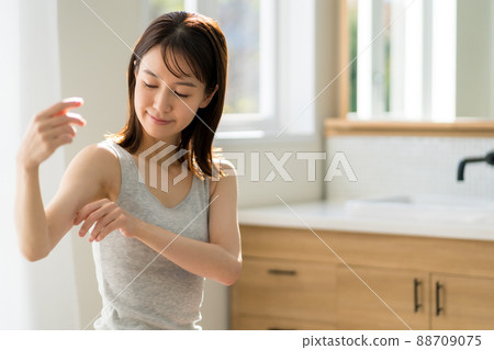 upper arm, female, lady 88709075