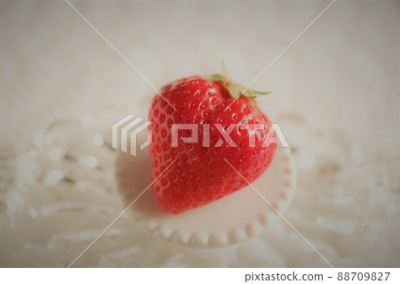 A grain of strawberry on a glass bowl with a fluffy atmosphere 88709827