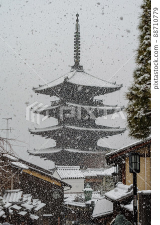Kyoto Higashiyama, Yasaka Tower where snow falls 88710779