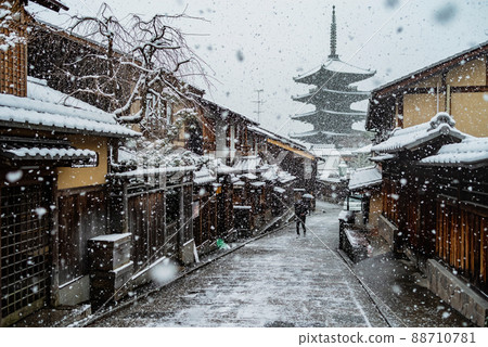 京都東山下雪的八坂通風景 京都東山下雪的八坂通風景 88710781