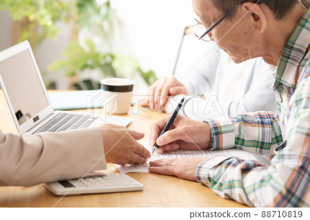 Senior couple receiving explanations Job hunting inheritance 88710819