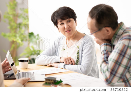Senior couple receiving explanations Job hunting inheritance Senior couple receiving explanations Job hunting inheritance 88710822