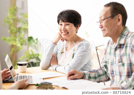 Senior couple receiving explanations Job hunting inheritance Senior couple receiving explanations Job hunting inheritance 88710824