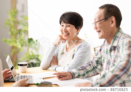 Senior couple receiving explanations Job hunting inheritance Senior couple receiving explanations Job hunting inheritance 88710825