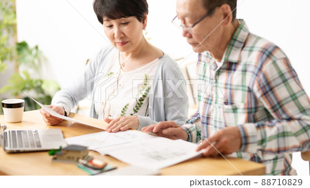 Senior couple receiving explanations Job hunting inheritance 88710829