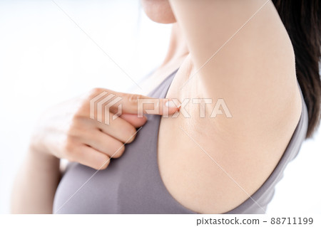 女人檢查腋窩 [部分切割] 88711199
