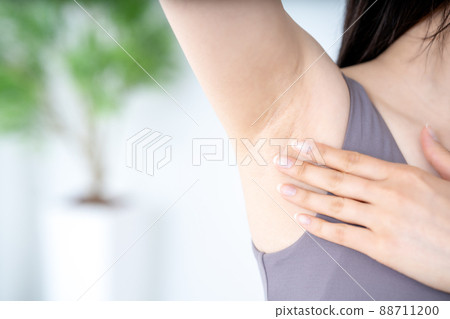 Woman checking armpit [parts cut] 88711200