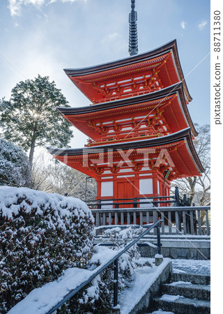 Rising Sun in the precincts of Kyoto Higashiyama / Kiyomizudera Koyado and the snowy landscape Rising Sun in the precincts of Kyoto Higashiyama / Kiyomizudera Koyado and the snowy landscape 88711380