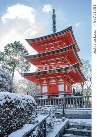 Rising Sun in the precincts of Kyoto Higashiyama / Kiyomizudera Koyado and the snowy landscape Rising Sun in the precincts of Kyoto Higashiyama / Kiyomizudera Koyado and the snowy landscape 88711381