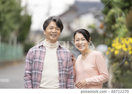 Arafif couple smiling looking at the camera portrait 88712270