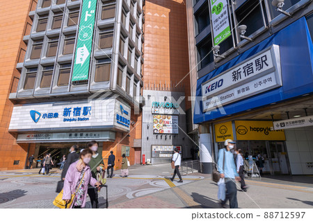 日本東京城市景觀，如小田急新宿站和京王線新宿站 88712597
