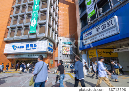 日本東京城市景觀,如小田急新宿站和京王線新宿站 日本東京城市景觀,如小田急新宿站和京王線新宿站 88712598