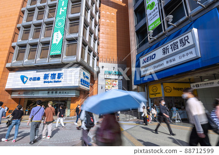 日本東京城市景觀,如小田急新宿站和京王線新宿站 日本東京城市景觀,如小田急新宿站和京王線新宿站 88712599