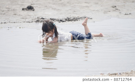 3-year-old child playing on the beach (leisure / sea) 88712764