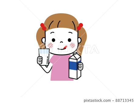一個喝牛奶的女孩美味地倒進玻璃杯 88713345