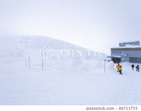 Mountain covered with trees and ropeway mountaintop station (Zao Onsen Ski Resort, Yamagata Prefecture) 88713755