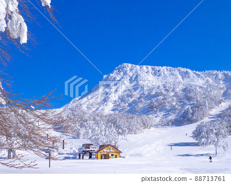 Slope overlooking the mountaintop covered with ice (Zao Onsen Ski Resort, Yamagata Prefecture) 88713761