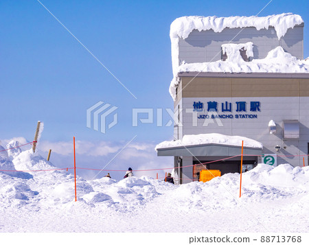 Ropeway mountaintop station on a sunny day in winter (Zao Onsen Ski Resort, Yamagata Prefecture) 88713768