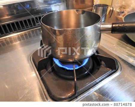 Boil the hot pot on the stove 88714878